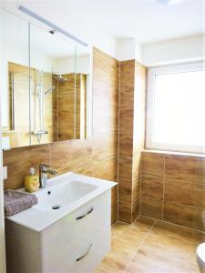 ein Badezimmer mit einem weißen Waschbecken und einer Dusche in der Unterkunft Boardinghouse Arnsberg in Arnsberg