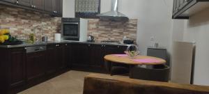 Kuchyň nebo kuchyňský kout v ubytování Maison du Bonheur