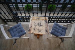 ズラティボールにあるApartman na brduの椅子2脚とテーブル1台が備わる客室です。