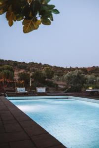 ein Schwimmbad mit einem Berg im Hintergrund in der Unterkunft Monte do Pomar in Redondo