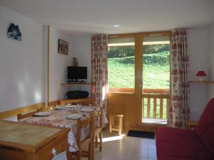 a dining room with a table and a window at Appartement La Plagne Montalbert , 2 pièces, 5 personnes - FR-1-181-2463 in Aime-La Plagne
