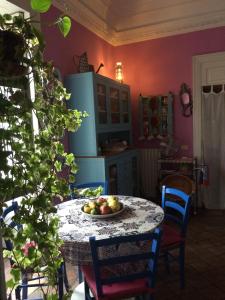 una cocina con una mesa con un bol de fruta. en B&B Bianca, en Catania