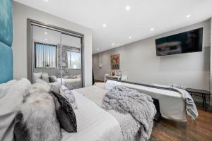 1 Schlafzimmer mit 2 weißen Betten und einem großen Fenster in der Unterkunft Marble DELUXE - City Centre Apt- Parking & Wifi in Maidstone