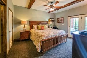 Un dormitorio con una cama y un ventilador de techo. en River Place 527, en Pigeon Forge
