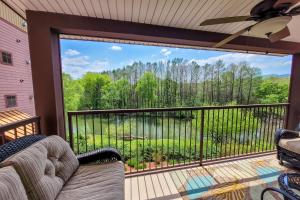 Un porche cubierto con vista al bosque. en River Place 527, en Pigeon Forge