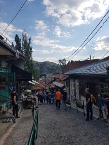 um grupo de pessoas andando por uma rua em Ada Apartments em Sarajevo