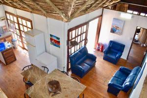 ein Wohnzimmer mit blauen Stühlen und einem Tisch in der Unterkunft Mozambique,Inhambane,Barra -Entire Beach House in Inhambane