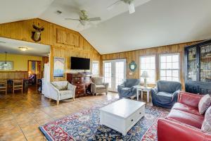 sala de estar con sofá y TV en Island House at the Fort, en Folly Beach