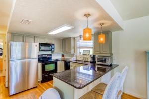 una cocina con nevera y electrodomésticos de acero inoxidable en Beach Bungalow 30A, en Santa Rosa Beach