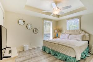 Un dormitorio con una cama y un ventilador de techo. en Beach Bungalow 30A, en Santa Rosa Beach 26 fotos más
