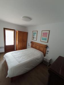 - une chambre avec un grand lit et une fenêtre dans l'établissement Apartamento Selva Verde Panticosa Pistas, à Panticosa