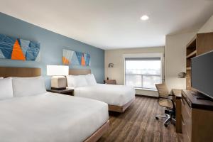 um quarto de hotel com duas camas e uma secretária em Hyatt House Bryan/College Station em College Station
