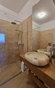 La salle de bains est pourvue de 2 lavabos et d'une douche. dans l'établissement Aquamarine Mamaia Nord, à Mamaia Nord – Năvodari