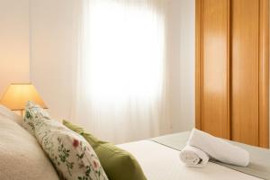 een slaapkamer met een bed met een handdoek erop bij La Besana Home in Málaga