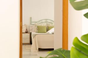 een slaapkamer met een bed met een spiegel bij La Besana Home in Málaga