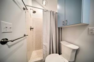 Phòng tắm tại 1 Mi to Presque Isle Waterfront Lake Erie Cottage +20 ảnh