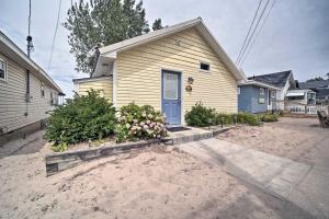 uma casa com uma porta azul e um quintal em Sunny, Modern Waterfront Cottage with Grill in Erie! em Erie