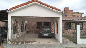 a car parked in the garage of a house at Casa Cecilia tiene wifi in General Alvarado