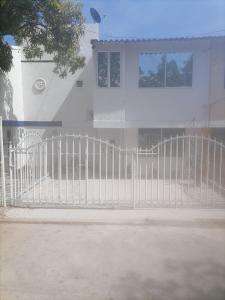 een witte poort voor een gebouw bij Casa La Fe in Cartagena