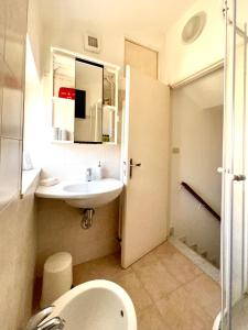 La salle de bains est pourvue d'un lavabo, de toilettes et d'un miroir. dans l'établissement Da Angela, à Il Romito