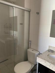 a bathroom with a toilet and a shower and a sink at Everest Flat Service - Apartamento 301 in Caldas Novas