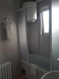 Koupelna v ubytování Ada Apartments