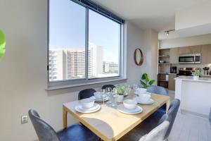 a dining room with a table and chairs and a kitchen at Amazing 2BR Condo At Crystal City With Rooftop in Arlington