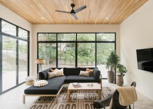 - un salon avec un canapé et un ventilateur de plafond dans l'établissement Casa Arcilla NEW LISTING, à Nosara