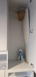 - une étagère dans une salle de bains pourvue d'un lavabo dans l'établissement Moda Apartments 01, à Sestrières