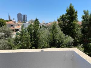uma vista do telhado de uma casa com árvores em 1-bedroom apartment with view em Limassol