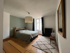 - une chambre avec un lit et une fenêtre dans l'établissement Pépite au plein centre historique, à Lons-le-Saunier