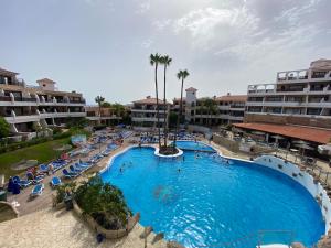 una vista dall'alto di una piscina in un resort di Villa Moleiro - Golf del Sur a San Miguel de Abona