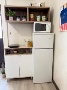 A kitchen or kitchenette at DUOMO - Loft a due passi da tutto con vista