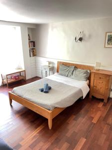 a bedroom with a bed with a hat on it at C&O Appartements in Comigne