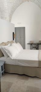 1 dormitorio blanco con 1 cama grande en una habitación en Nobile Dimora di Puglia en Ostuni