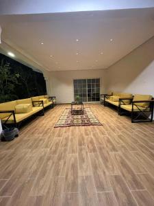 uma grande sala vazia com sofás e uma mesa em فيلا اورنيلا em Al Hada