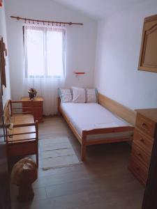 Postel nebo postele na pokoji v ubytování Apartments by the sea Basina, Hvar - 4620