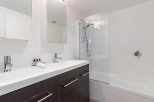 Vannituba majutusasutuses The Lodges 9 - Lake Front Views and Walk to Town +8 fotot