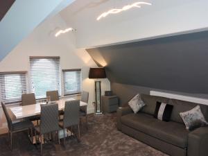 אזור ישיבה ב-St Anne's Lodge Apartments Penthouse with Seaview, Lytham St Anne's