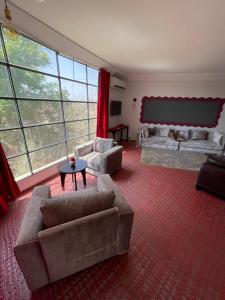 ein Wohnzimmer mit Sofas und einem großen Fenster in der Unterkunft Dar Riad Niama in Taroudant