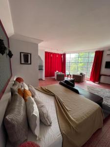 ein Schlafzimmer mit einem großen Bett und einem roten Vorhang in der Unterkunft Dar Riad Niama in Taroudant