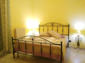 una camera da letto con un letto con due lampade sopra di APPARTAMENTO ILLIRIA a Margherita di Savoia