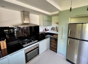 Η κουζίνα ή μικρή κουζίνα στο Andaman Hills - panoramic sea view house with maid +18 φωτογραφίες