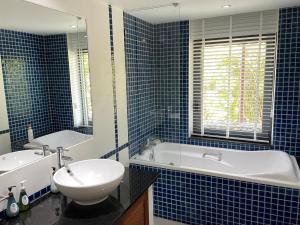 Ένα μπάνιο στο Andaman Hills - panoramic sea view house with maid