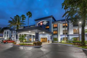 a rendering of a hotel with a parking lot at Best Western Plus Orlando East - UCF Area in Orlando