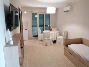 a room with a table and chairs and a television at Villa Del Colle in Monte San Giovanni Campano