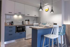 A&N Athens Luxury Apartments - Akadimou的厨房或小厨房