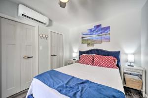 Ένα ή περισσότερα κρεβάτια σε δωμάτιο στο Family Friendly Hill Country Home 13 Mi to Lake!