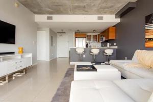 A seating area at Midtwon Miami Wynwood Condo