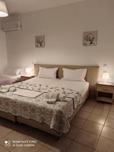 Una cama o camas en una habitación de Sofias Hotel